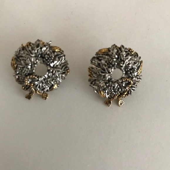 Christmas Wreath Earrings Pierced Open Center VTG - Picture 1 of 4